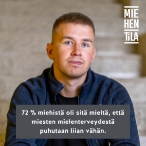 Lyhyttummatukkainen mieshenkilö, jolla on totinen ilme istuu portailla ja katsoo suoraan kameraan. Henkilöllä on yllään tumma t-paita ja tumma neule. Kuvassa teksti: 72 % miehistä oli sitä mieltä, että miesten mielenterveydestä puhutaan liian vähän.