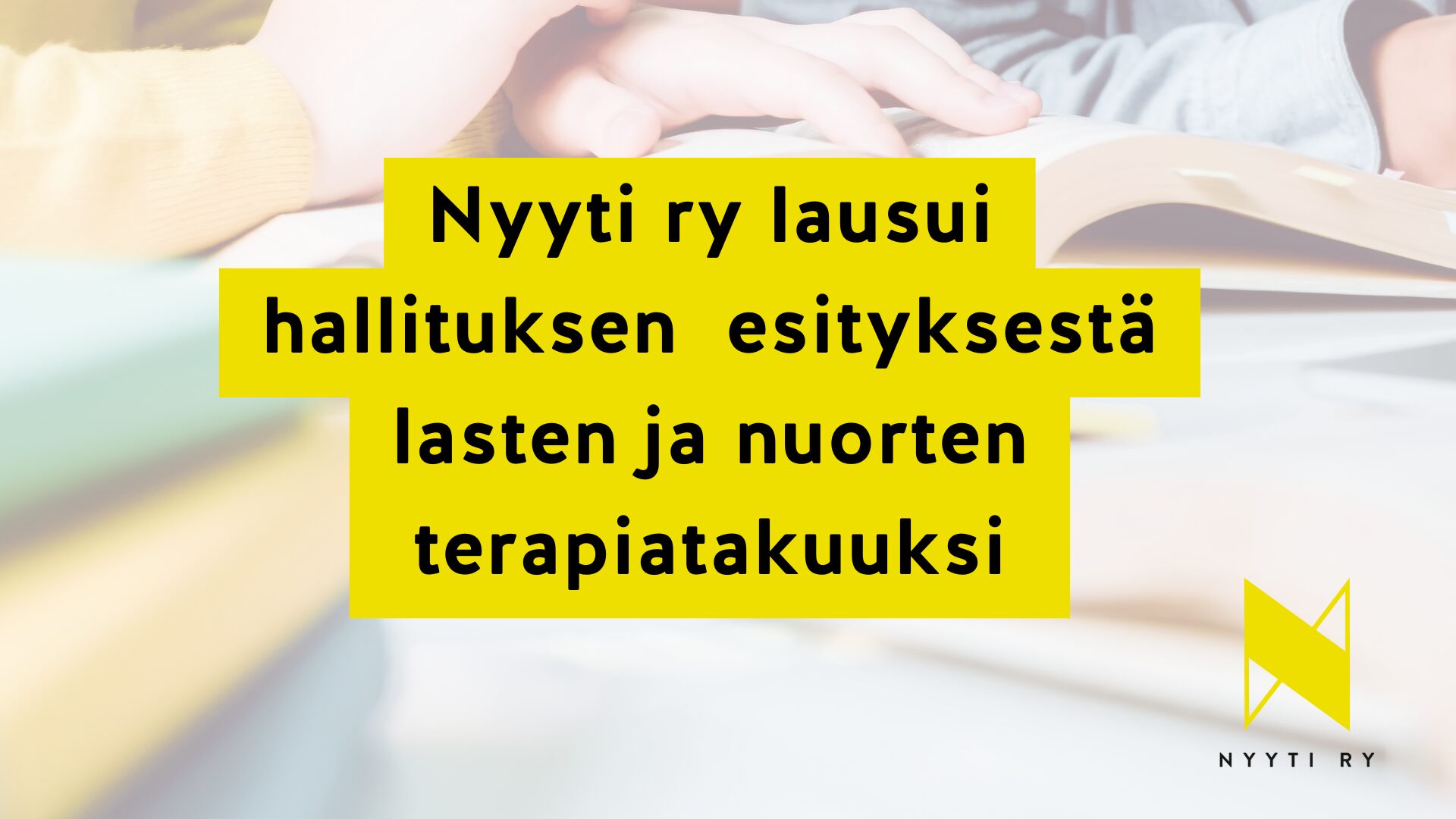 Keskellä kuvaa teksti: Nyyti ry lausui hallituksen esityksestä lasten ja nuorten terapiatakuuksi.