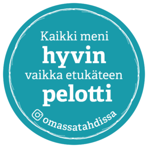 Pyöreä vihreäpohjainen merkki, jonka ulkolaidalla lähellä laitaa kiertää valkoinen viiva. Keskellä valkoinen teksti: kaikki meni hyvin vaikka etukäteen pelotti. -#OmassaTahdissa.