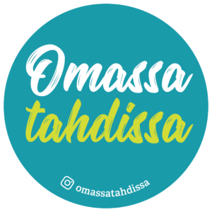 Vihreä pyöreä merkki, jossa teksti: Omassa tahdissa. #OmassaTahdissa.